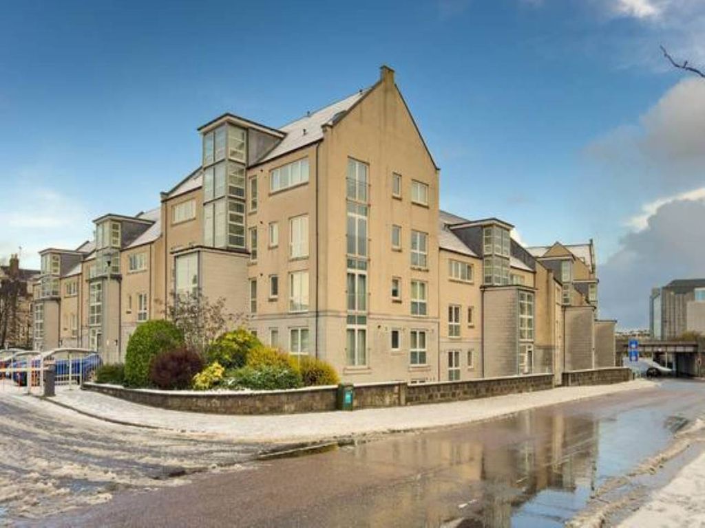 Property photo 3 of 14 76794_66Deevillage-020