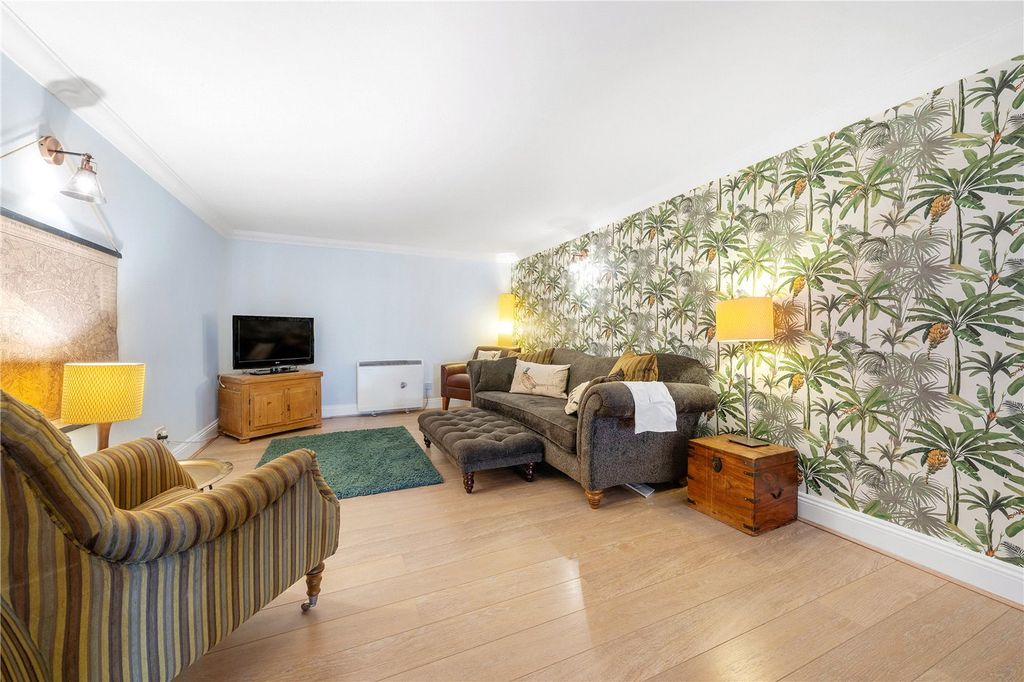 Property photo 3 of 21 Reception/Games