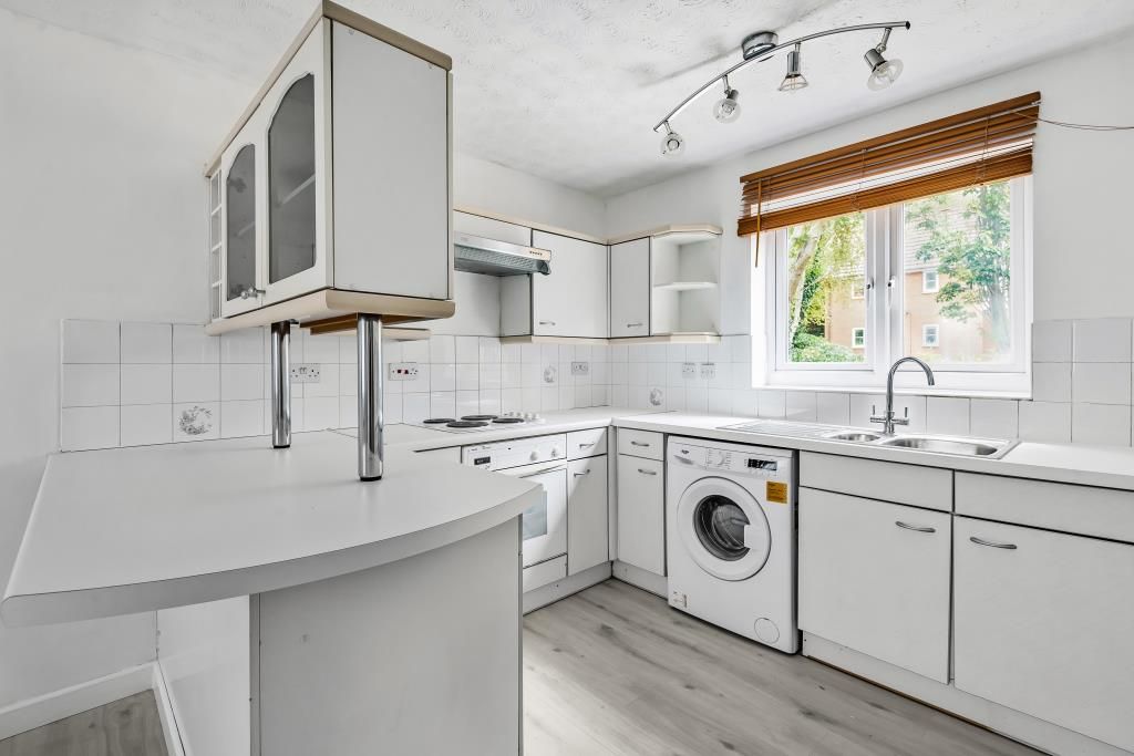 Property photo 3 of 10 Kitchen
