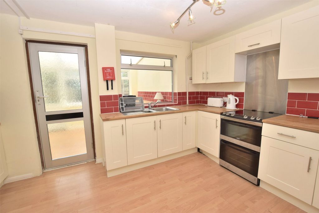 Property photo 2 of 12 Kitchen