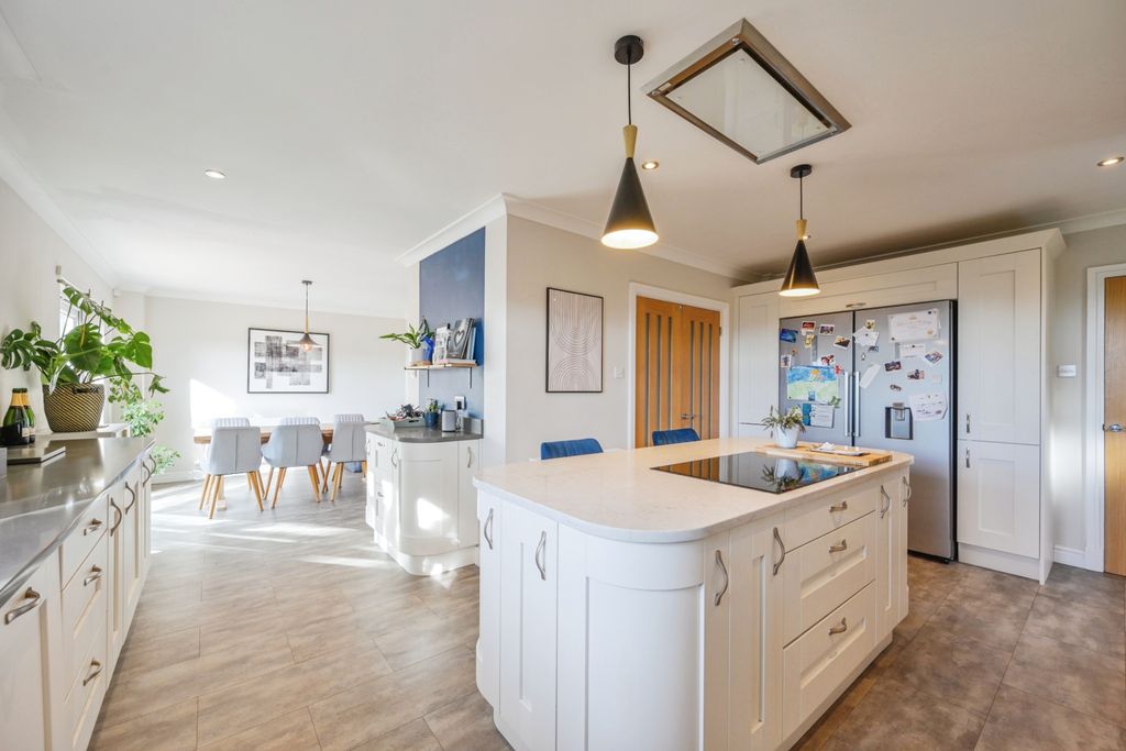Property photo 1 of 15 Kitchen/Breakfast