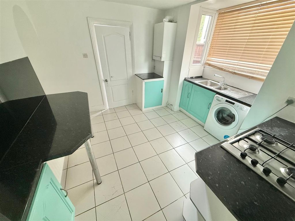 Property photo 3 of 7 Kitchen