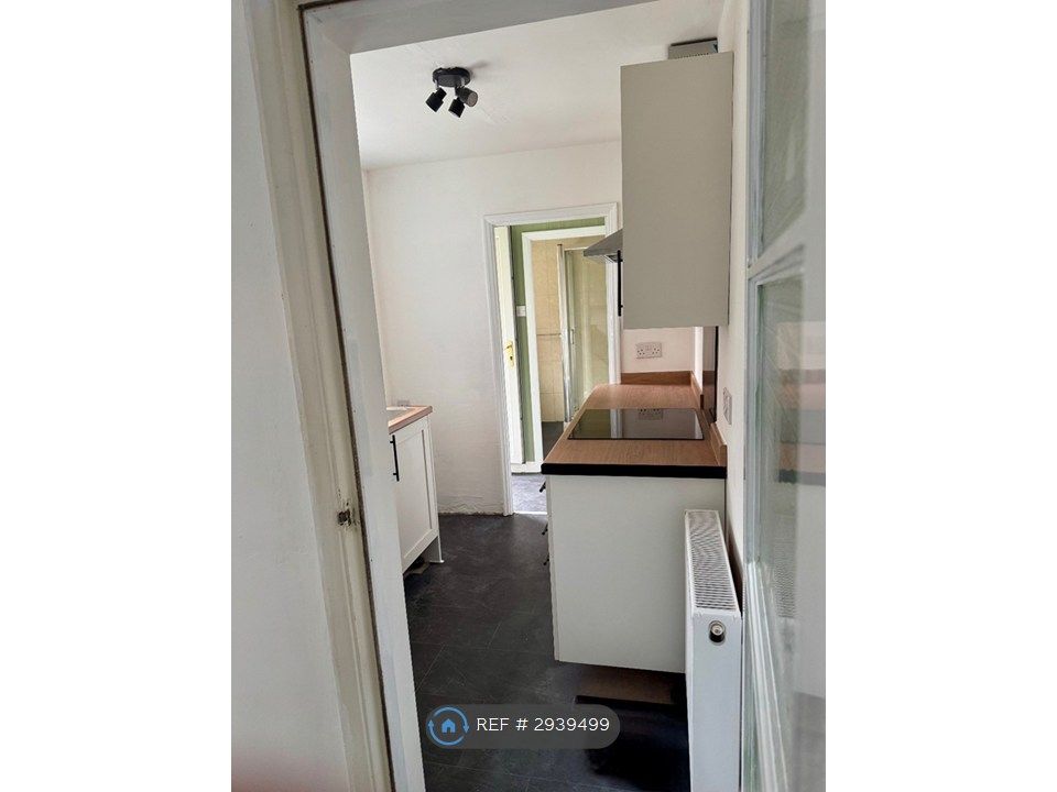 Property photo 3 of 11 Kitchen