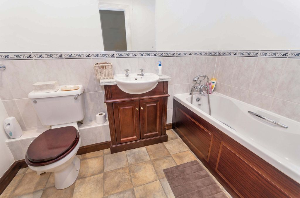 Property photo 3 of 6