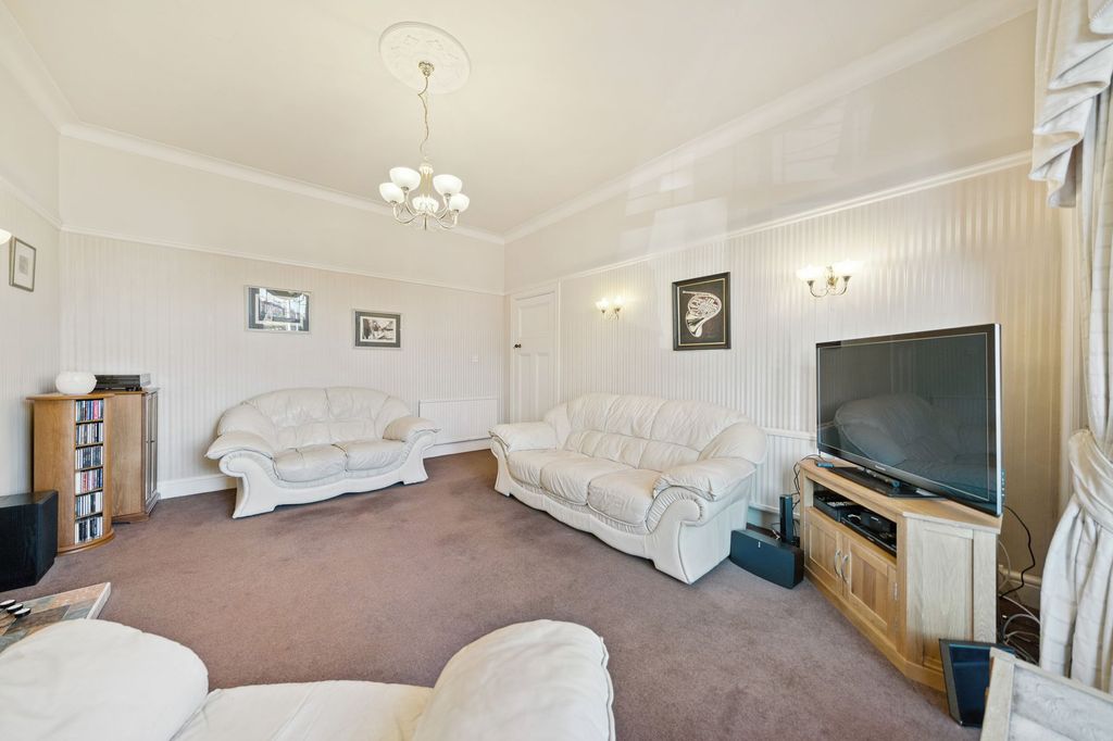 Property photo 3 of 28