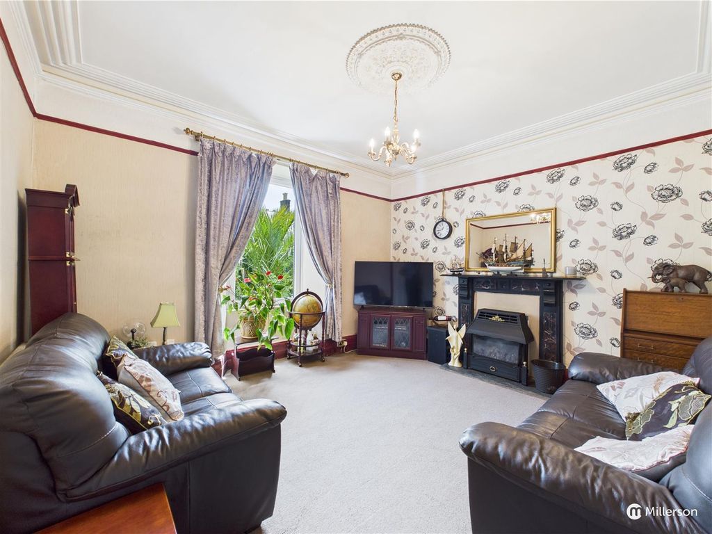 Property photo 3 of 31 Living Room