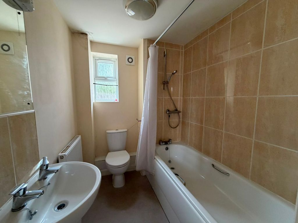 2 bed flat for saleCambridge Way, Cullompton EX15 photo 5