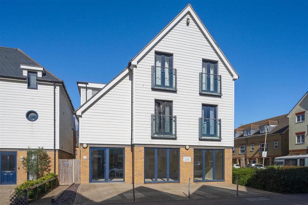 Property photo 1 of 12 Diamond Road, Whitstable