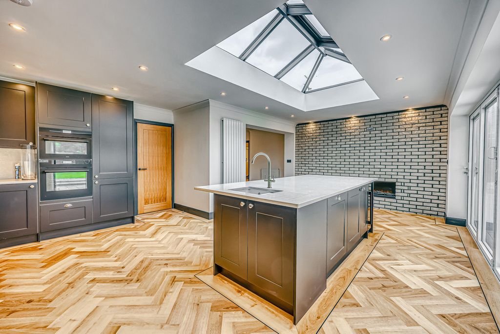 Property photo 1 of 28