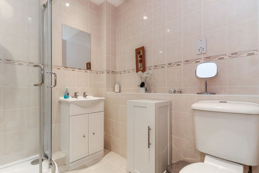 Property photo 3 of 11 Bathroom