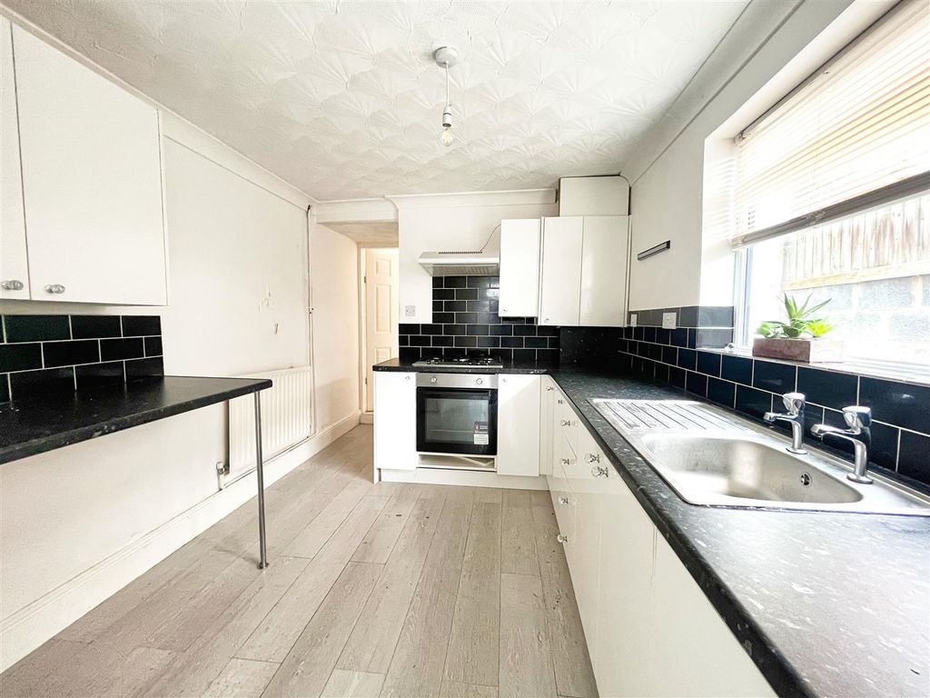 Property photo 3 of 14 Kitchen