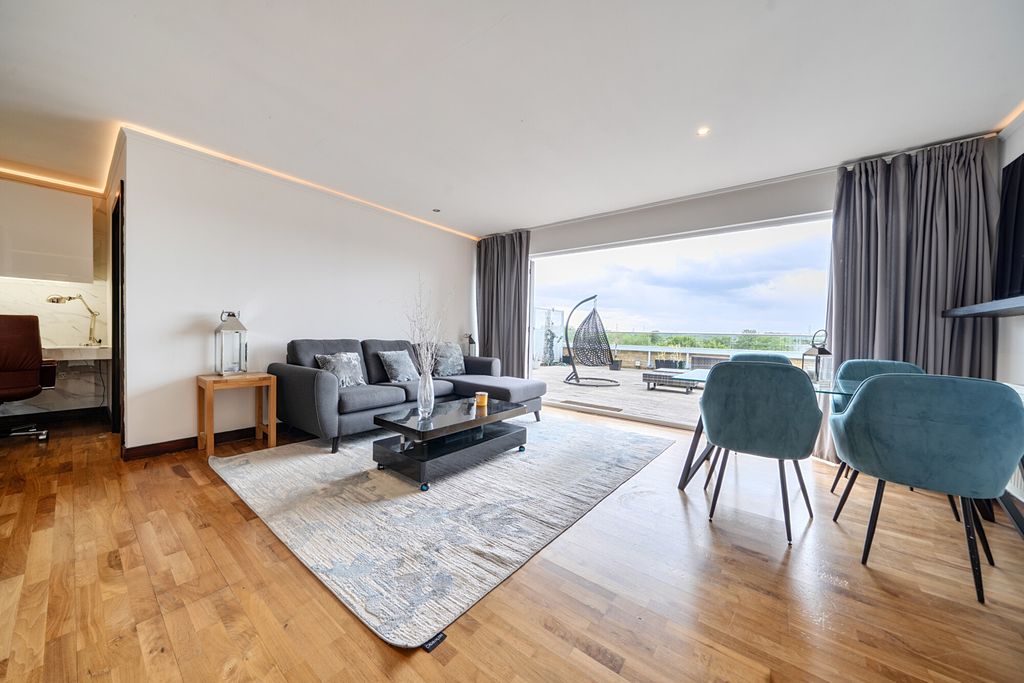 Property photo 3 of 17 1464487-11-6A070d...