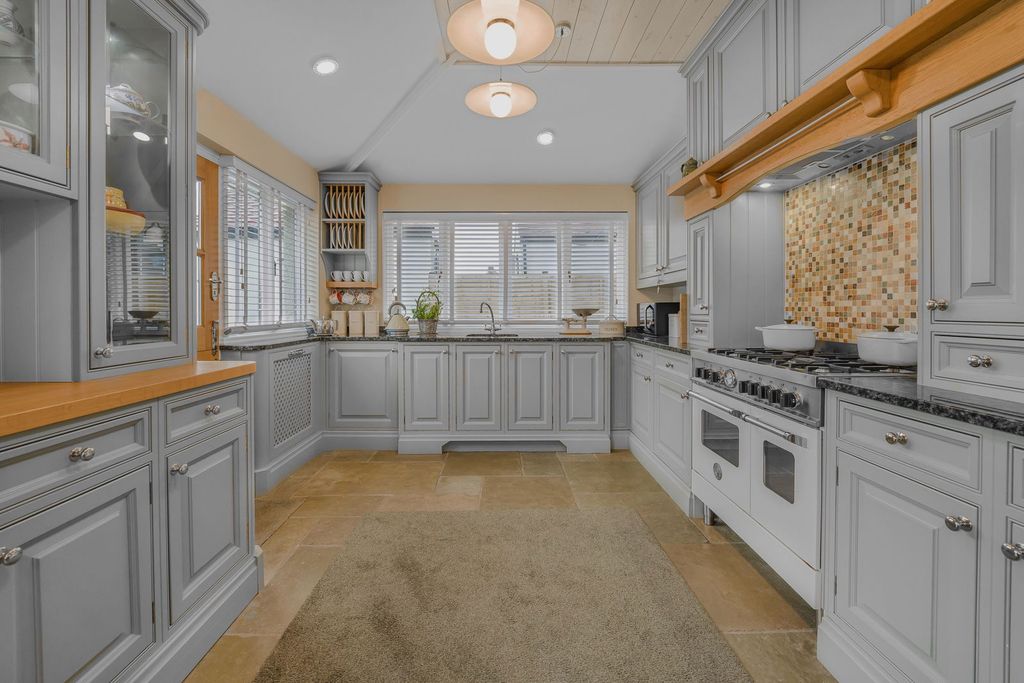 Property photo 1 of 35