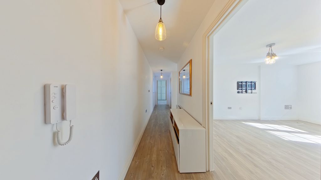 Property photo 2 of 11 Hallway