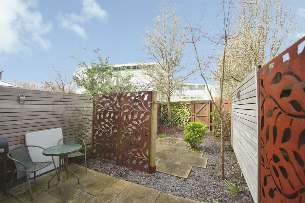 Property photo 2 of 21