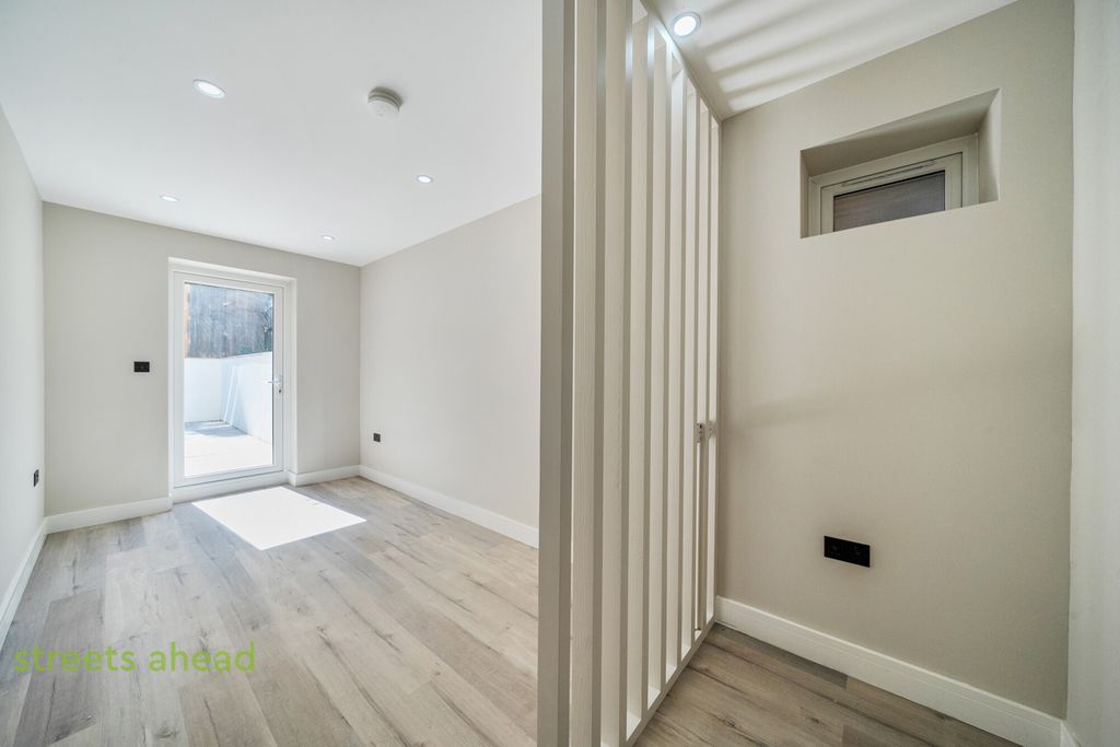 Property photo 1 of 9 1250Bde0-c12B-415...