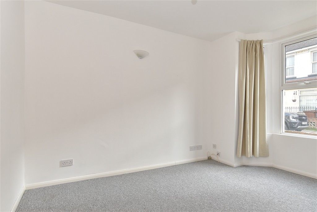 Property photo 3 of 11 Lounge