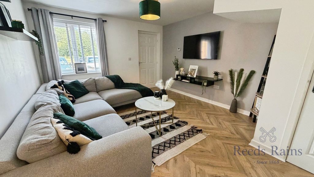 Property photo 2 of 17 Lounge