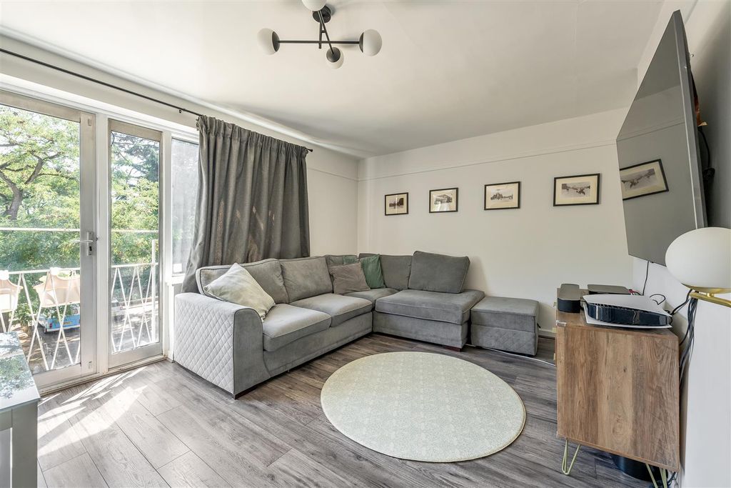 Property photo 2 of 20 Buxton Drive, E11