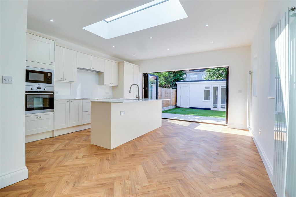 Property photo 2 of 27