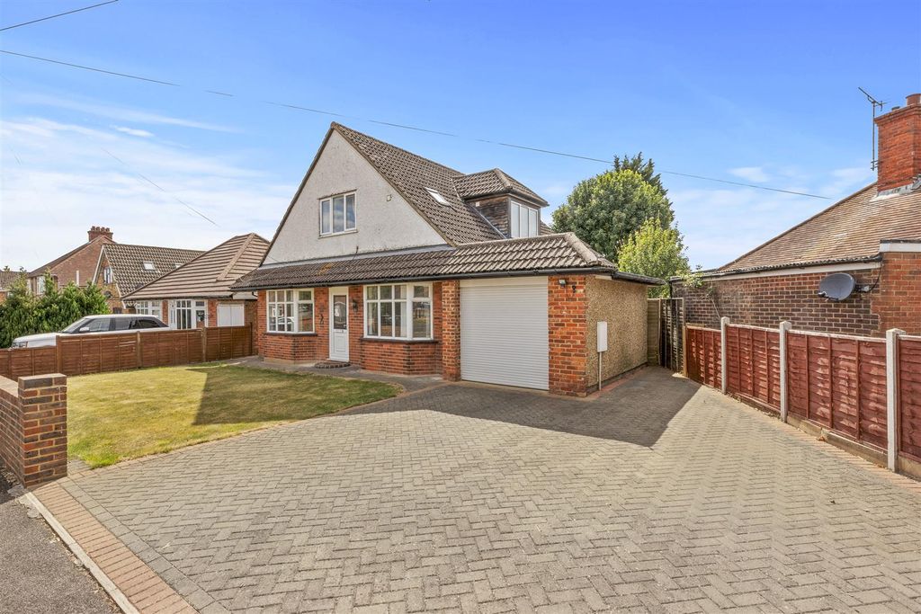 Property photo 1 of 15 27 East Drive, Hp13 6Jn-14.Jpg