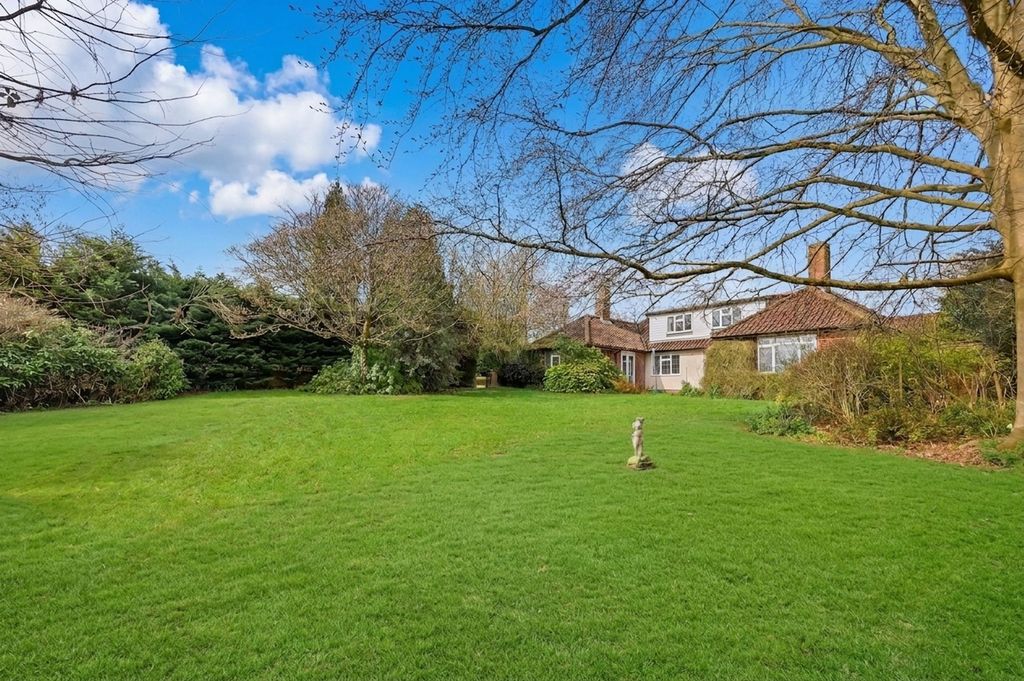 Property photo 2 of 28 Substantial Gardens