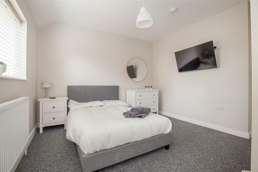 Property photo 3 of 12 Bed 4.Jpg