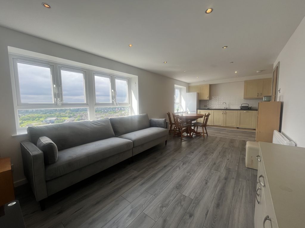 Property photo 3 of 11 Lounge