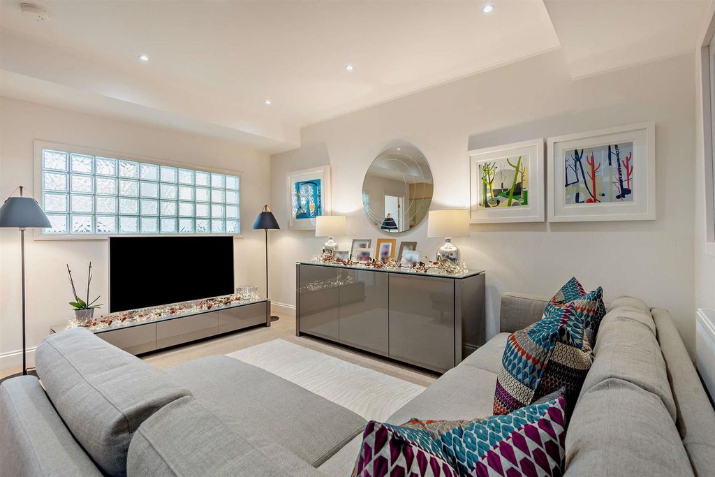 Property photo 2 of 13 8672973-Interior02-800.Jpg