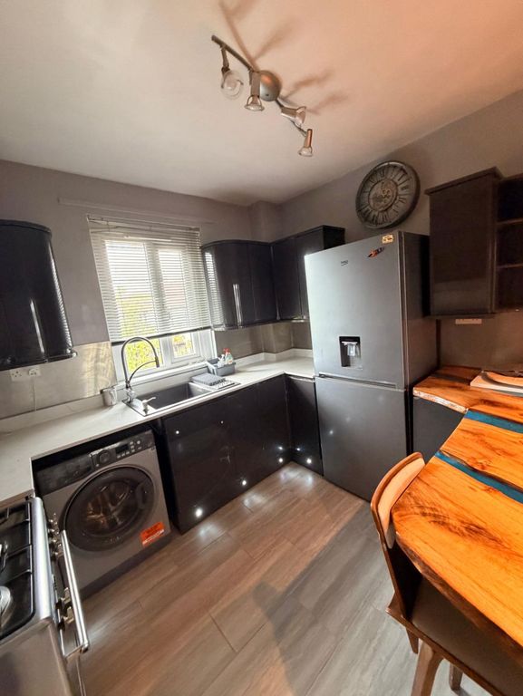 Property photo 3 of 6 Kitchen