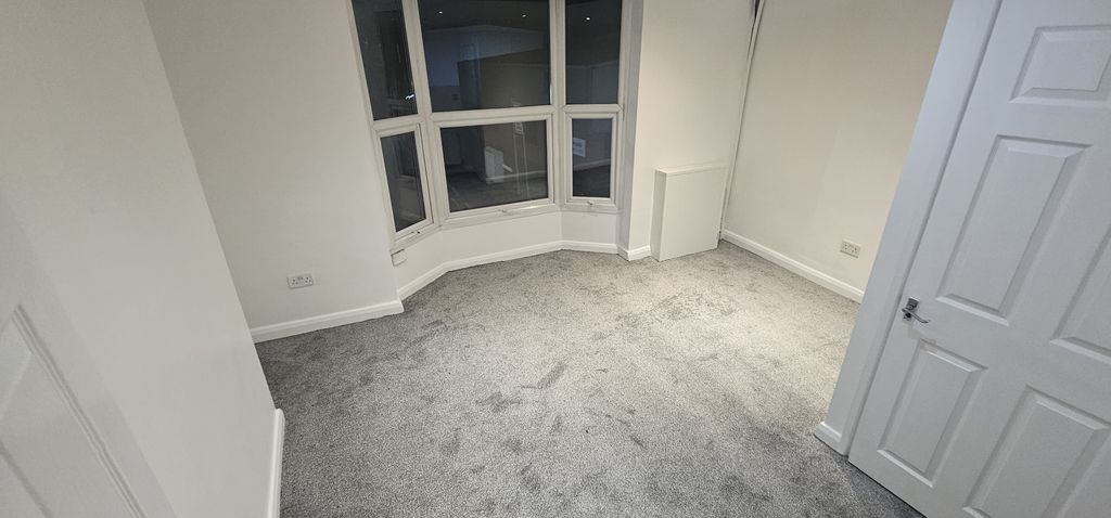 Property photo 1 of 11 Ensuite Bedroom
