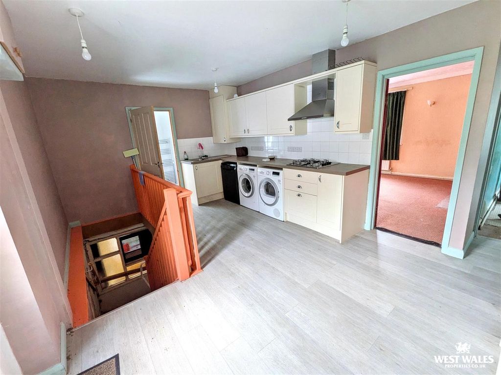 Property photo 3 of 21 22669.Jpg