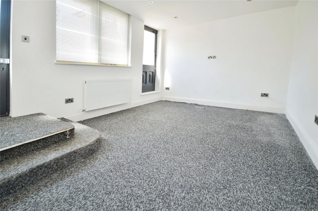 Property photo 2 of 8 Picture No. 10