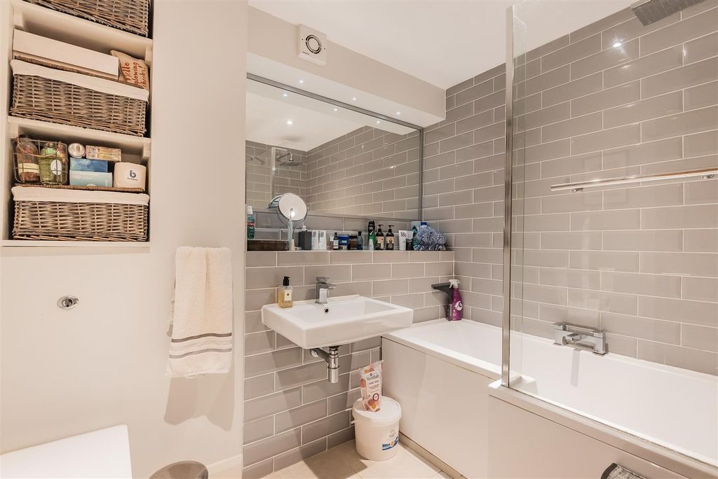 Property photo 3 of 12 5 Drummond Court - En-Suite.Jpg
