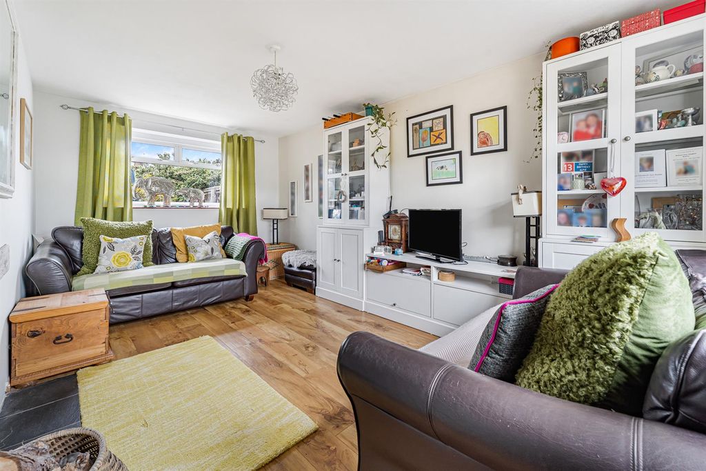 Property photo 2 of 15 12 Twynhams Rd-12.Jpg