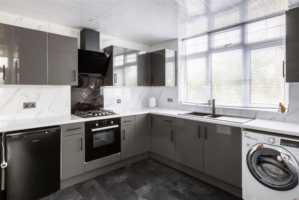 Property photo 3 of 25 43 Croham Park Avenue-8.Jpg