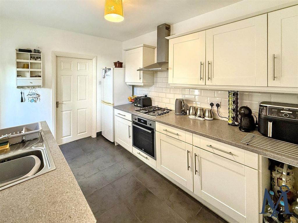 Property photo 3 of 18 Kitchen