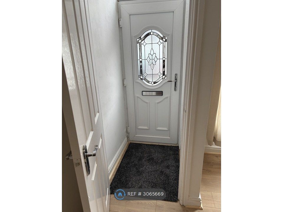Property photo 3 of 14 Vestibule