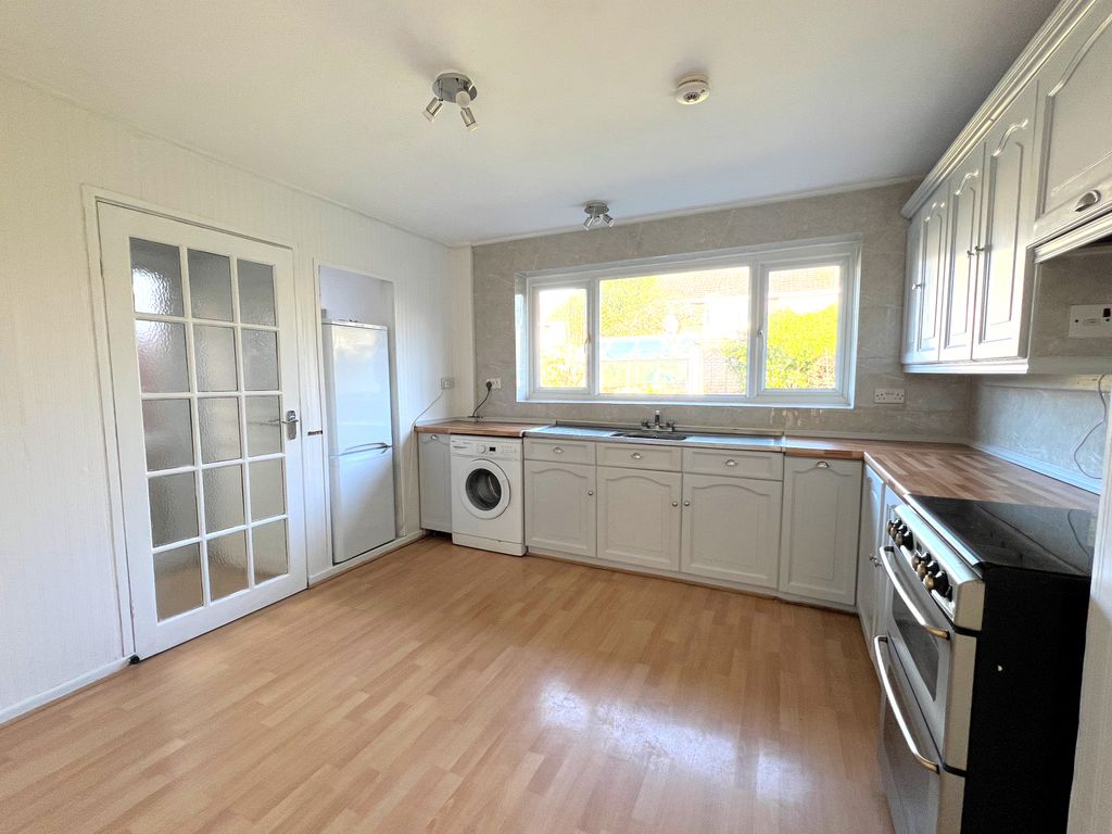 Property photo 3 of 14 Kitchen