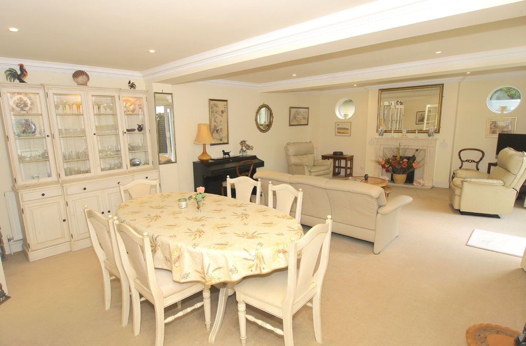 Property photo 2 of 13 Photograph 2