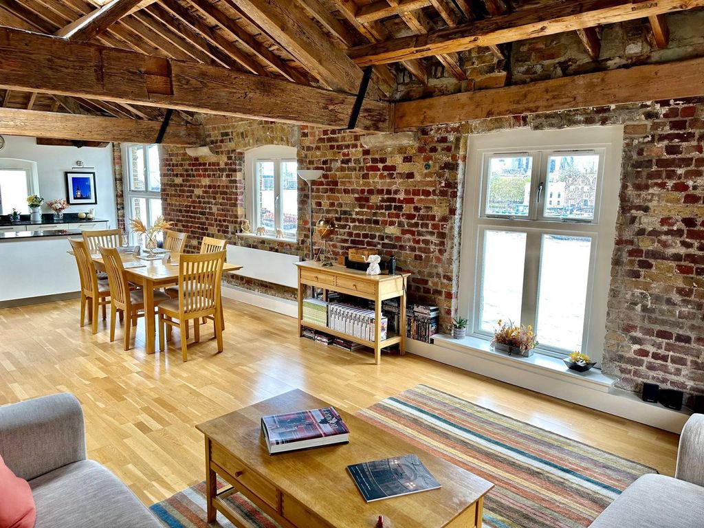 Property photo 2 of 28