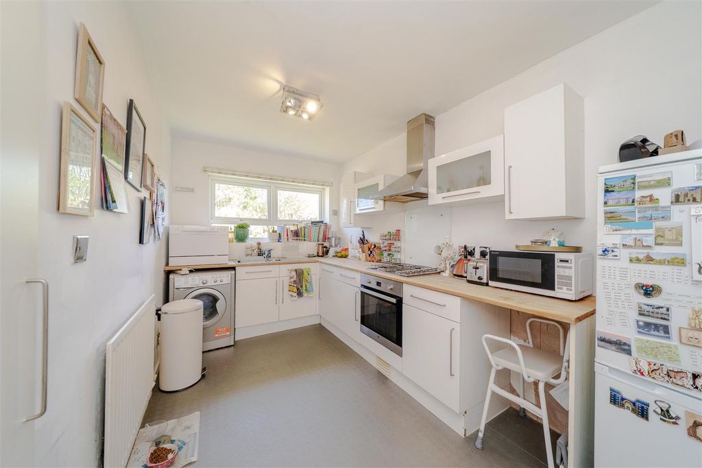 Property photo 3 of 18 Kitchen