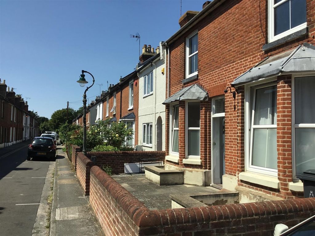 Property photo 1 of 30 Charming Terraced House On A Sunny Street...