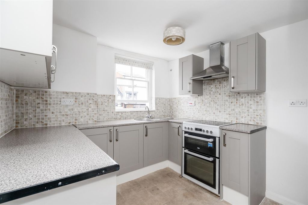 Property photo 2 of 11 Flat 3 Bradford House_5.Jpg