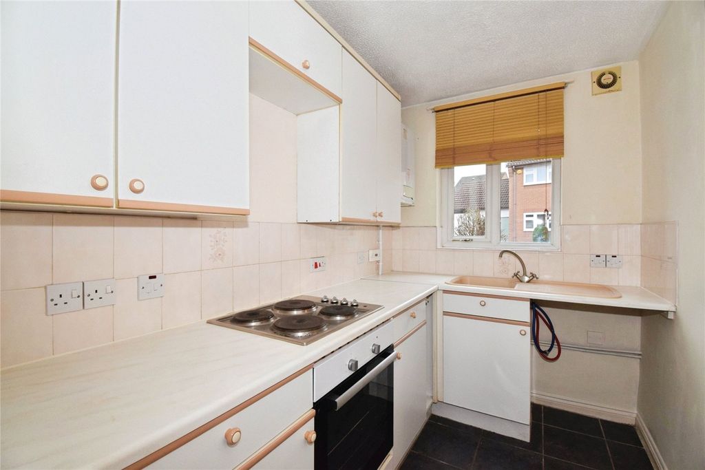 Property photo 3 of 19 Kitchen