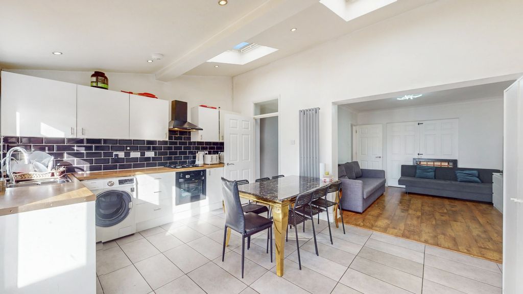 Property photo 2 of 15 4670754