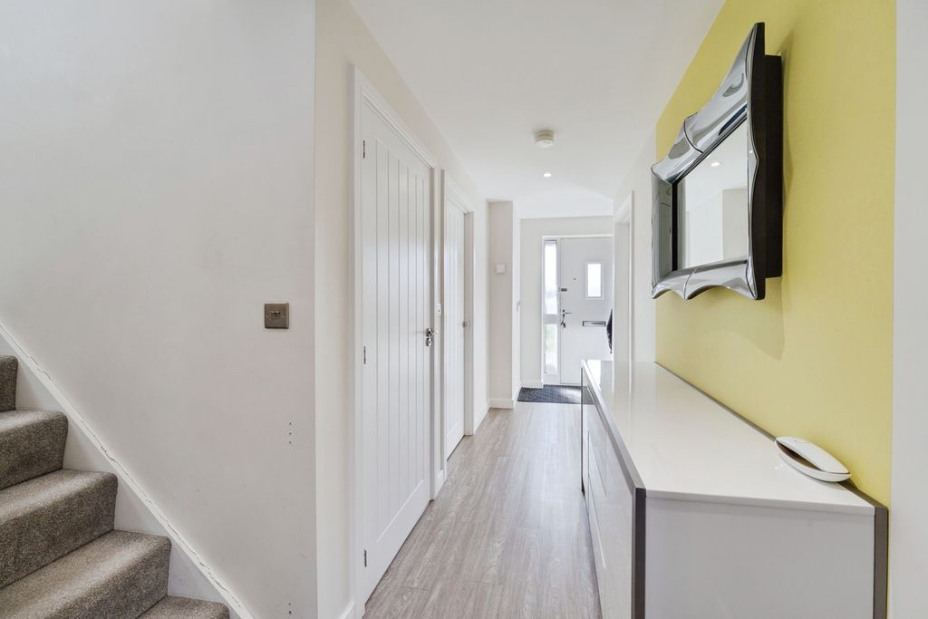 Property photo 3 of 24 Pbox-Img.Jpg