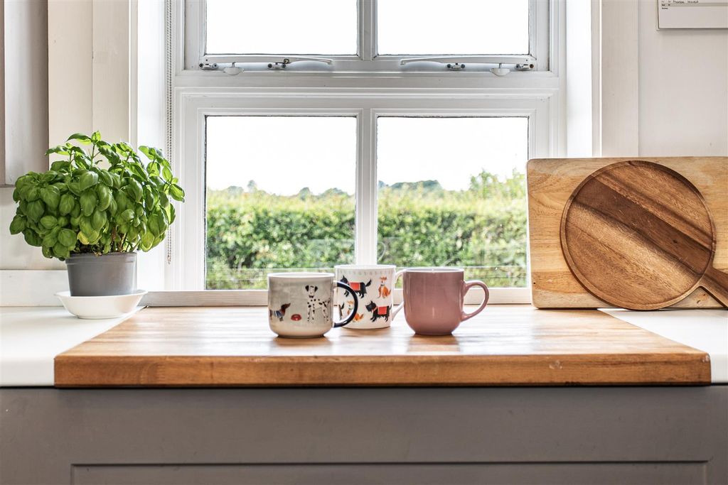 Property photo 2 of 13 Old Stables Ringmer33.Jpg