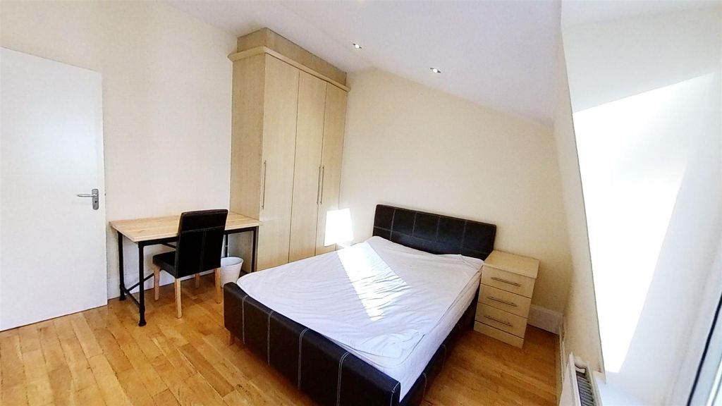 Property photo 3 of 12 Chiltern-Street-11172020_201016.Jpg