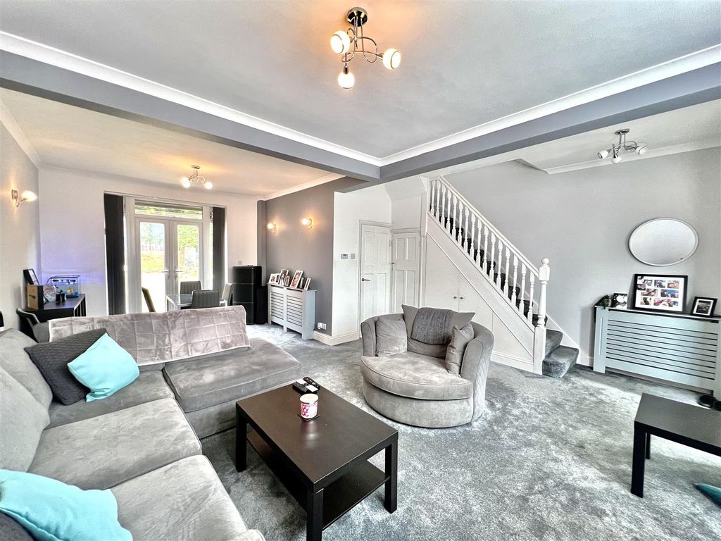 Property photo 2 of 11 Through Lounge